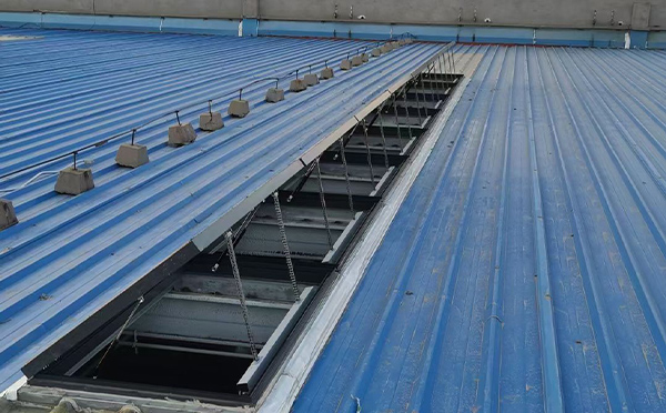 某城市大型商业综合体中庭蓝田排烟窗工程