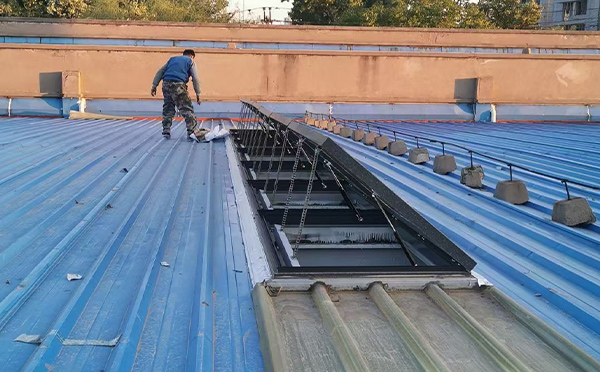 某区域性物流仓储中心蓝田排烟窗系统安装项目